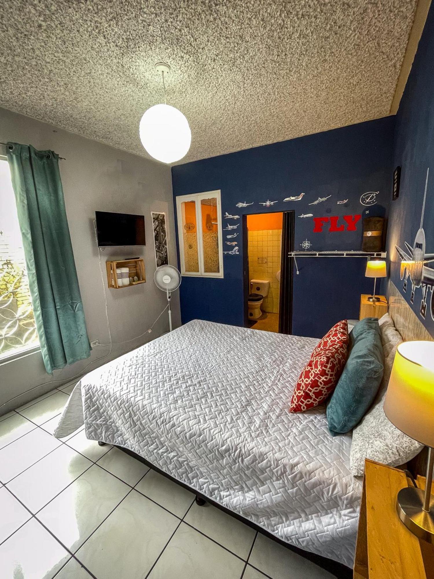 Hostal De Lucca Guatemala City Екстериор снимка