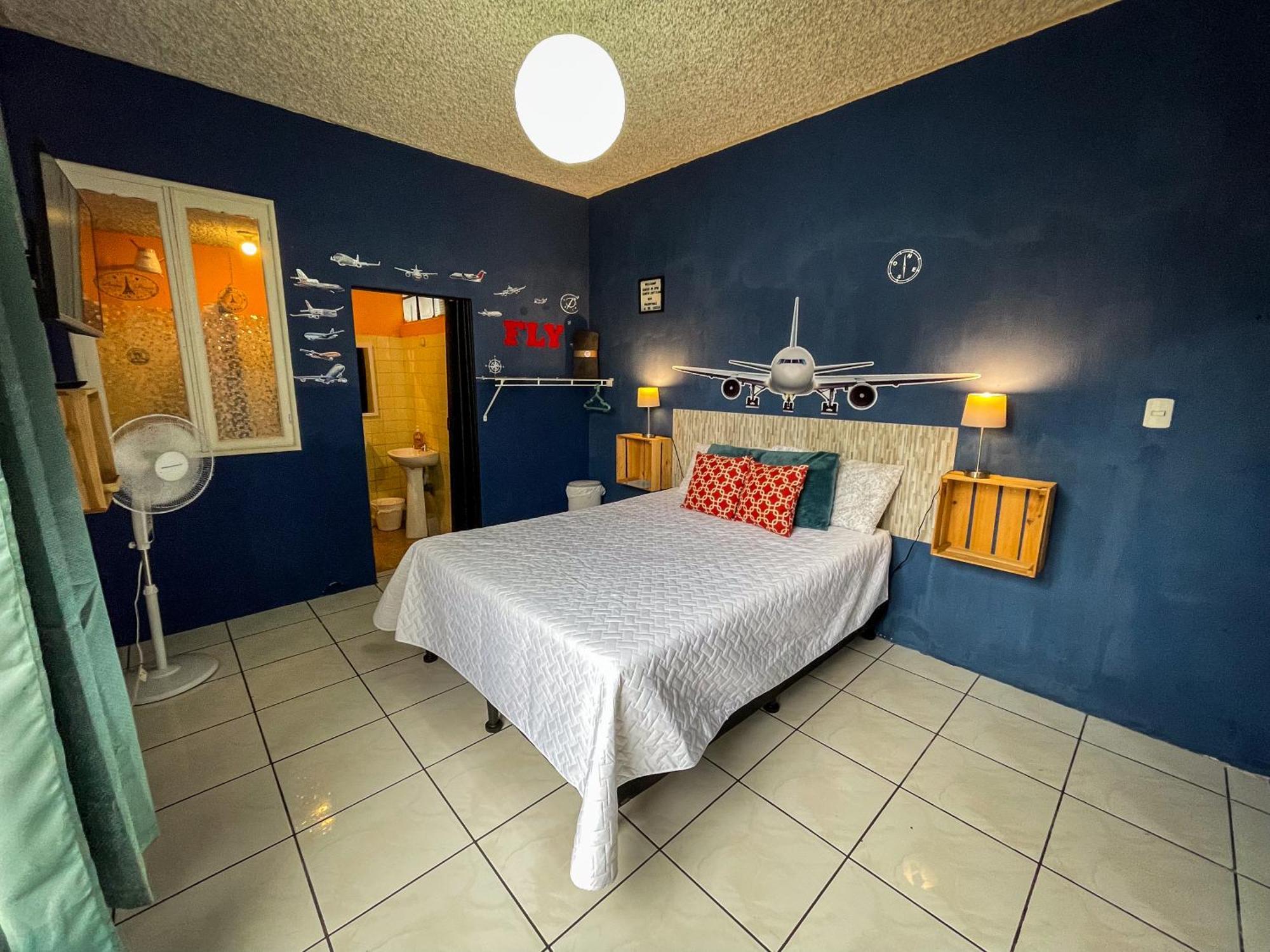 Hostal De Lucca Guatemala City Екстериор снимка